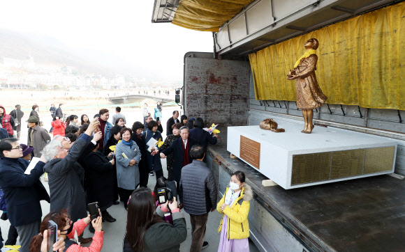 트럭 위에 놓인 평화의 소녀상