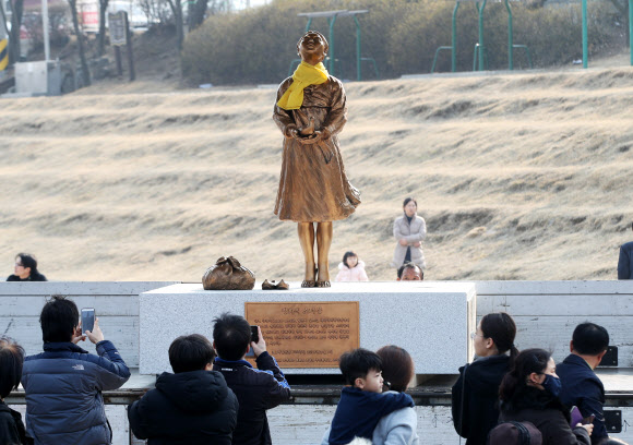 트럭 위에서 열린 평화의 소녀상 제막식