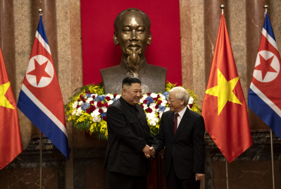 김정은 국무위원장과 베트남 주석 악수