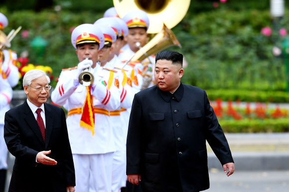 의장대 사열하는 김정은 국무위원장과 베트남 주석