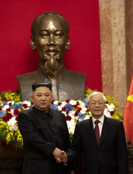 김정은 국무위원장과 베트남 주석 악수