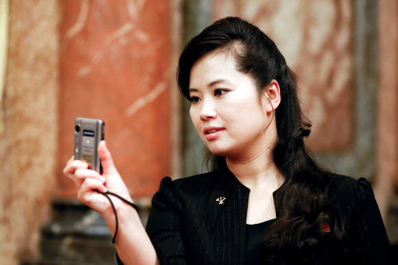 현송월 북한 삼지연 관현악단장이 1일(현지시간) 베트남 하노이 주석궁을 둘러보며 사진을 찍고 있다. 로이터 연합뉴스