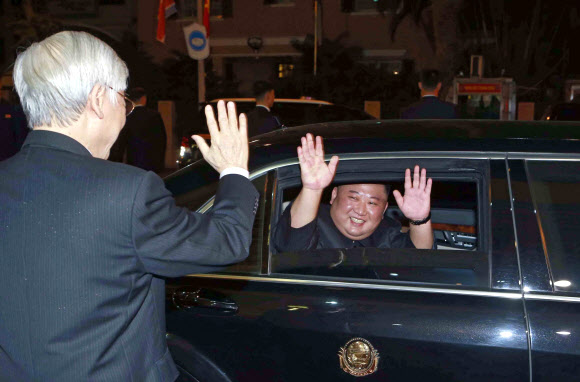 김정은 북한 국무위원장이 1일(현지시간) 베트남 하노이 인터내셔날 컨벤션센터에서 만찬을 마치고 떠나며 손을 흔들고 있다.  EPA 연합뉴스