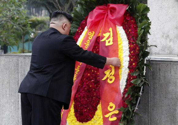 김정은 북한 국무위원장이 2일(현지시간) 베트남 하노이 전쟁영웅 추모비에 헌화하고 있다. 김 위원장은 베트남 하노이에서 개최된 2차 북미정상회담과 베트남 공식친선방문 일정을 마치고 이날 귀국길에 올랐다.  AP 연합뉴스