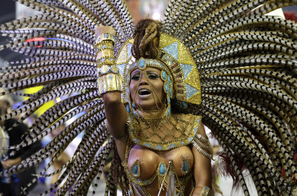 1일(현지시간) 브라질 상파울루에서 열린 카니발 퍼레이드에 참가한 댄서들이 화려한 춤을 선보이고 있다. AP 연합뉴스