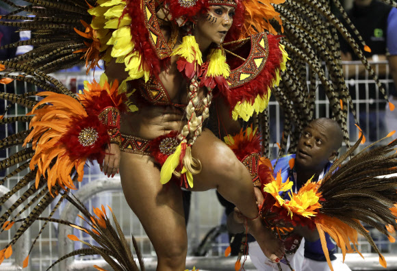 1일(현지시간) 브라질 상파울루에서 열린 카니발 퍼레이드에 참가한 댄서들이 화려한 춤을 선보이고 있다. AP 연합뉴스
