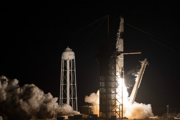 미국 민간 우주탐사기업 스페이스X가 2일(현지시간) 사상 첫 유인 캡슐 ‘크루 드래곤’을 탑재한 팰컨9 로켓을 발사했다. AFP 연합뉴스