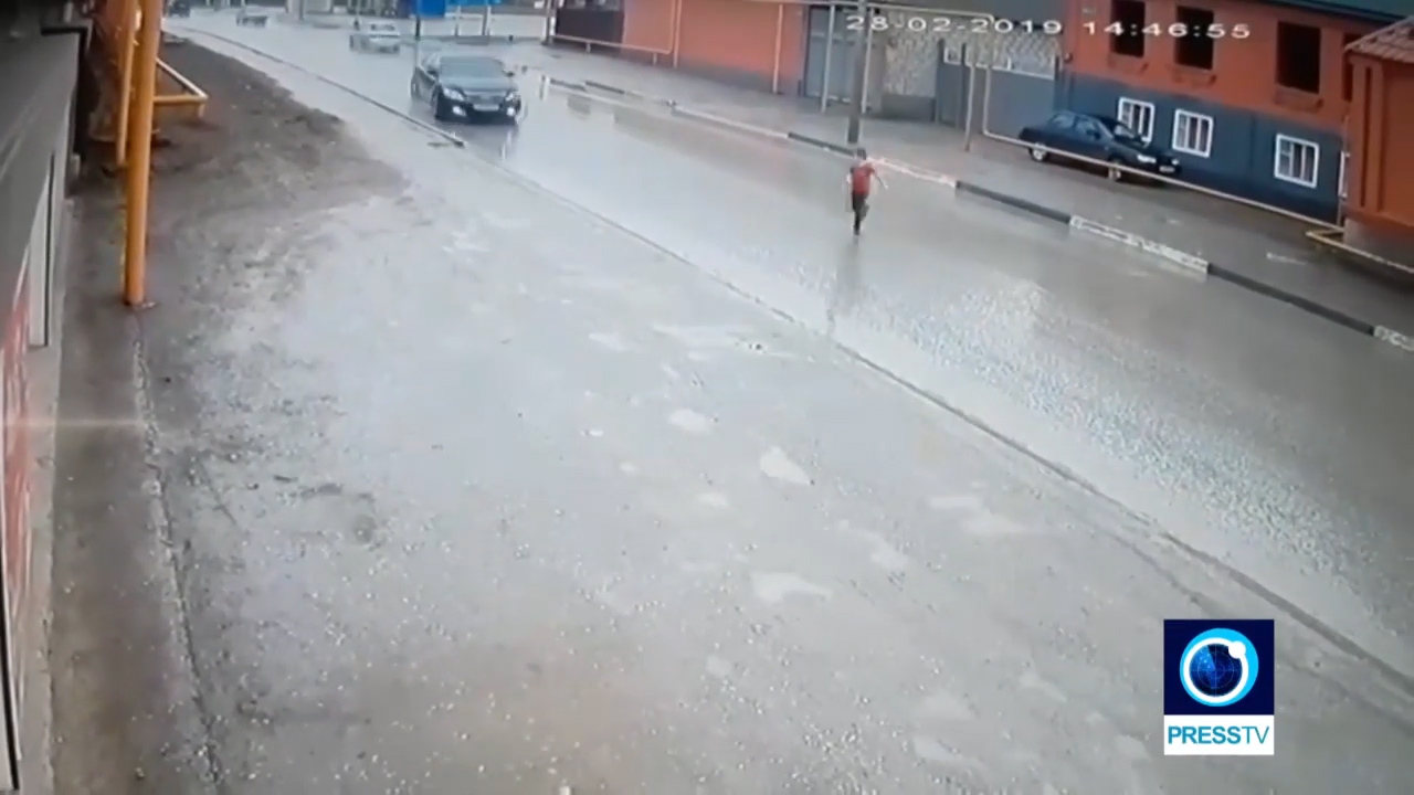 체코의 한 도로에서 무단횡단을 하던 아이가 기적적으로 목숨을 건진 순간(유튜브 영상 캡처)