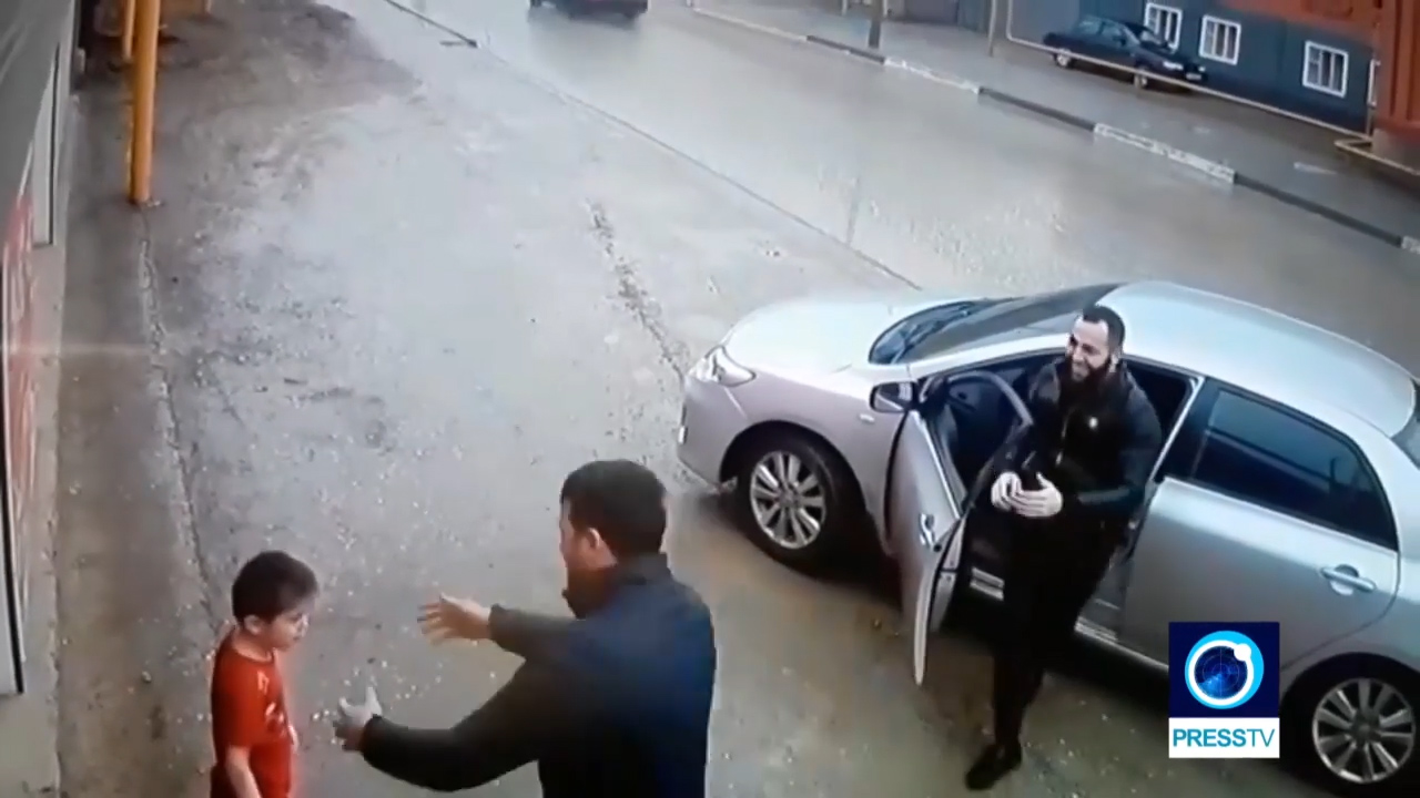 체코의 한 도로에서 무단횡단을 하던 아이가 기적적으로 목숨을 건진 순간(유튜브 영상 캡처)