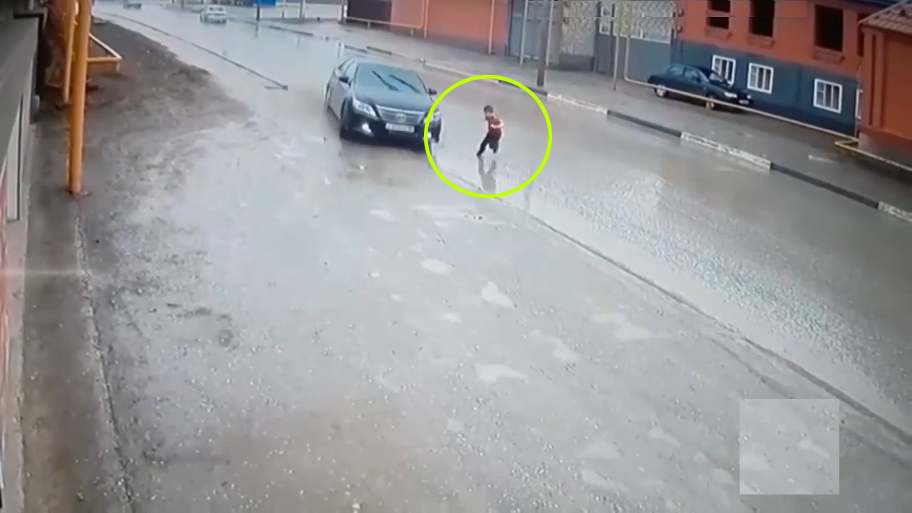 체코의 한 도로에서 무단횡단을 하던 아이가 기적적으로 목숨을 건진 순간(유튜브 영상 캡처)