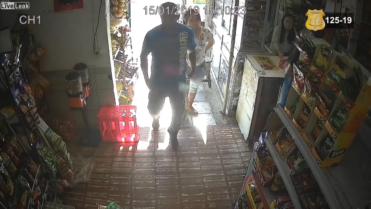 살충제 캔을 바지 속에 넣어 훔치는 커플 절도범의 모습(유튜브 영상 캡처)