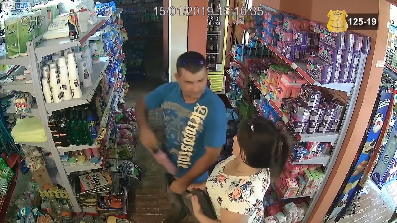 살충제 캔을 바지 속에 넣어 훔치는 커플 절도범의 모습(유튜브 영상 캡처)