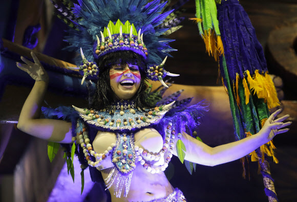 ‘Aguia de Ouro’ 삼바 학교 댄서가 2일(현지시간) 브라질 상파울루에서 열린 카니발 퍼레이드 중 공연을 하고 있다. AP 연합뉴스