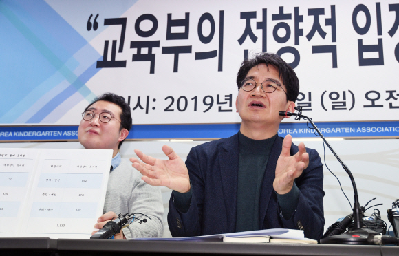 이덕선 한국유치원총연합회 이사장이 3일 오전 서울 용산구 한유총 사무실에서 열린 교육부의 전향적 입장변화 촉구 기자회견에서 취재진의 질문에 답하고 있다. 2019.3.3. 도준석 기자 pado@seoul.co.kr