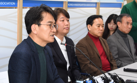 이덕선 한국유치원총연합회 이사장이 3일 오전 서울 용산구 한유총 사무실에서 열린 교육부의 전향적 입장변화 촉구 기자회견에서 취재진의 질문에 답하고 있다. 2019.3.3. 도준석 기자 pado@seoul.co.kr