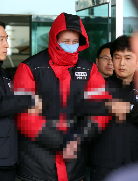 영장실질심사 이송되는 러시아 선장