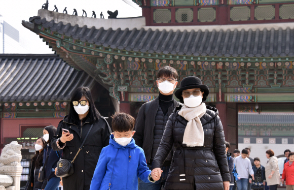 미세먼지 농도가 ‘매우 나쁨’ 수준을 가록한 3일 오전 서울 경복궁을 찾은 시민들과 관광객들이 마스크를 쓰고 궐내를 둘러보고 있다. 이종원 선임기자 jongwon@seoul.co.kr