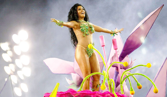 ‘Rosas de Ouro’ 삼바 학교 댄서가 3일(현지시간) 브라질 상파울루에서 열린 카니발 퍼레이드 중 공연을 하고 있다. AFP 연합뉴스