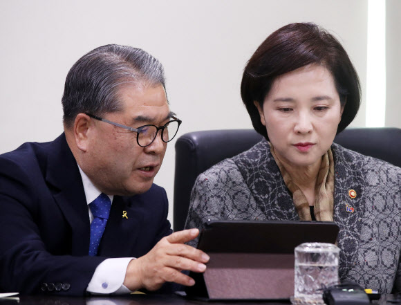 이야기 나누는 유은혜 부총리와 이재정 교육감