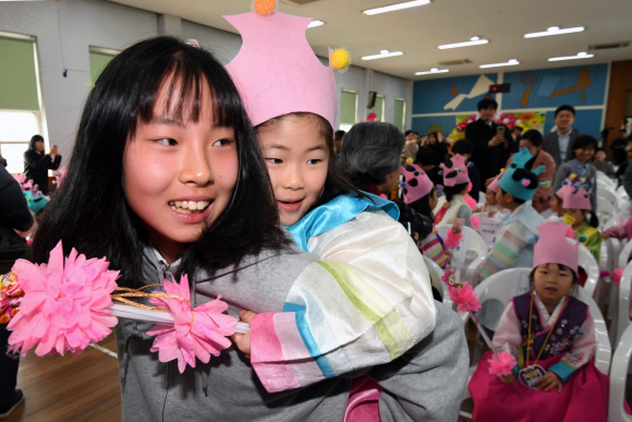 4일 오전 서울 종로구 서울재동초등학교에서 열린 입학식에서 6학년 선배가 신입생 어린이를 업어주고 있다. 2019.3.4.  도준석 기자 pado@seoul.co.kr