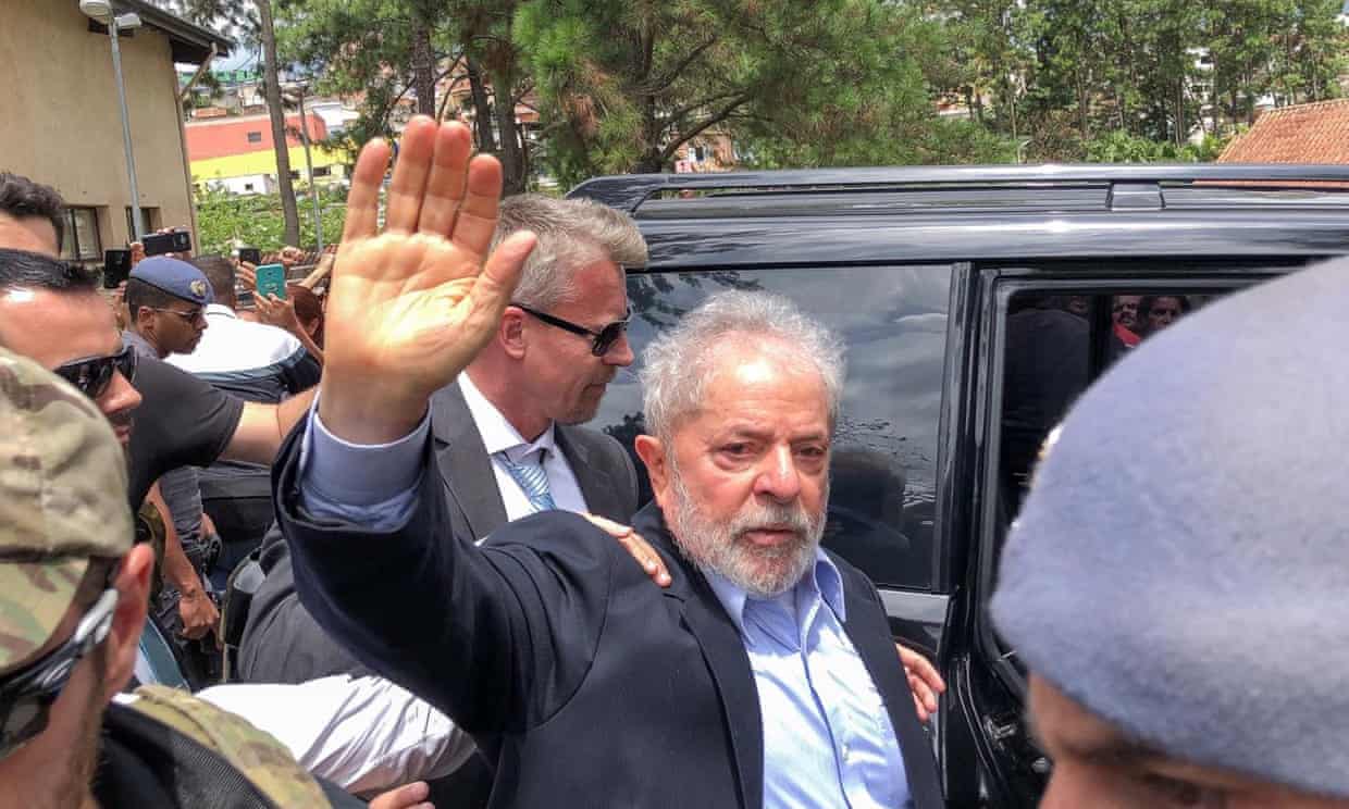 루이스 이나시우 룰라 다 시우바 전 브라질 대통령이 2일(현지시간) 상파울루주 상 베르나르두 두 캄푸 공원묘지에서 열린 손자의 장례식에서 지지자들에게 손을 흔들고 있다. 상파울루 로이터 연합뉴스  