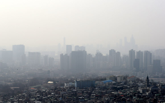 수도권을 포함한 일부 지역에 미세먼지 비상저감조치가 발령된 4일 서울 남산에서 바라본 하늘이 뿌옇다. 2019.3.4  연합뉴스