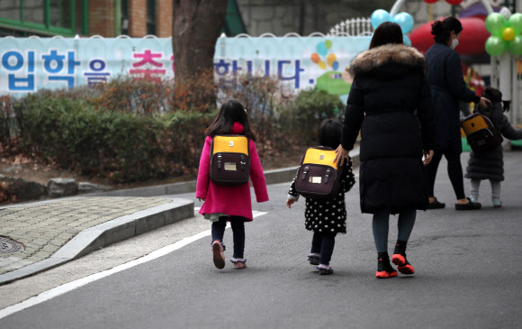 지난 3월 5일 영유아들이 부모님과 함께 서울의 한 유치원에 등원하고 있다. 연합뉴스