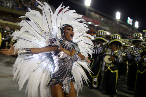 4일(현지시간) 브라질 리우데자네이루 삼바드로메에서 열린 카니발 퍼레이드 둘째 날  ‘상 클레멘테 삼바 스쿨’ 소속 댄서가 화려한 솔로 공연을 펼치고 있다. 로이터 연합뉴스