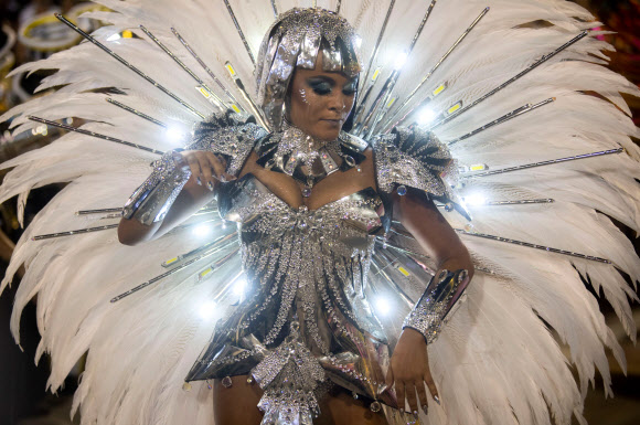 4일(현지시간) 브라질 리우데자네이루 삼바드로메에서 열린 카니발 퍼레이드 둘째 날  ‘상 클레멘테 삼바 스쿨’ 소속 댄서가 화려한 솔로 공연을 펼치고 있다. AFP 연합뉴스