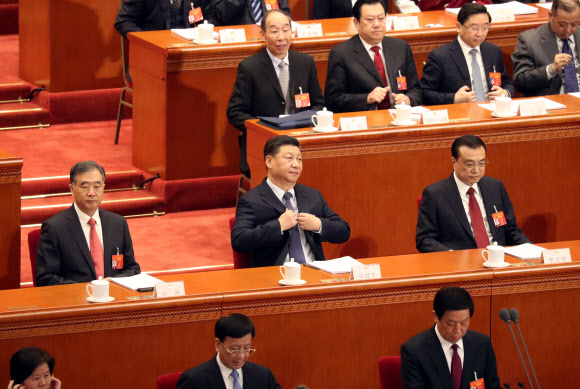 옷 매음새 다듬는 시진핑 주석