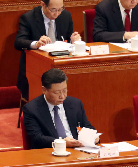 업무보고 자료 살피는 시진핑