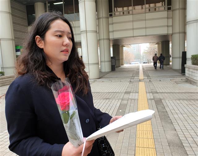 장미꽃받고 법정으로…홍가혜 국가?검찰?경찰 상대 소송