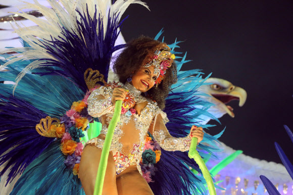 4일(현지시간) 브라질 리우데자네이루 삼바드로메에서 열린 카니발 퍼레이드에 참여한 댄서들이 화려한 공연을 선보이고 있다. 로이터 연합뉴스