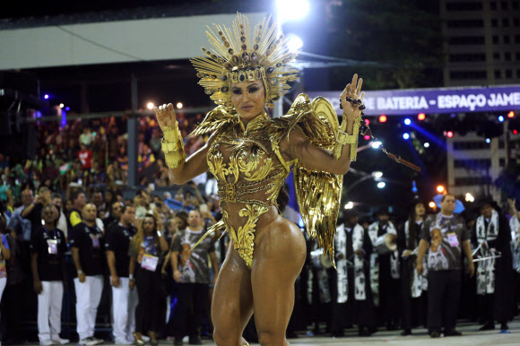 4일(현지시간) 브라질 리우데자네이루 삼바드로메에서 열린 카니발 퍼레이드에 참여한 댄서들이 화려한 공연을 선보이고 있다. 로이터 연합뉴스