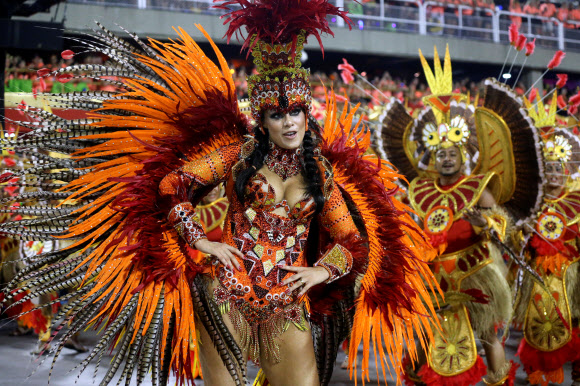 4일(현지시간) 브라질 리우데자네이루 삼바드로메에서 열린 카니발 퍼레이드에 참여한 댄서들이 화려한 공연을 선보이고 있다. 로이터 연합뉴스