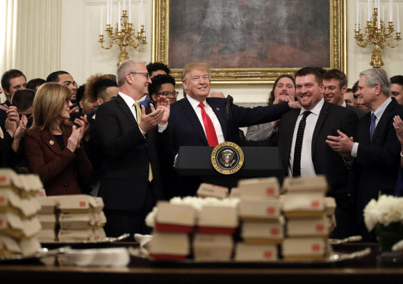 도널드 트럼프 대통령이 4일(현지시간) 2018 NCAA 미식축구 우승을 기념해 백악관을 방문한 노스다코타 주립대 선수단에게 맥도날드 빅맥 햄버거와 감자튀김 등을 대접했다. 트럼프 대통령은 지난 1월 클렘슨 대학 선수단이 백악관을 방문했을 당시에도 만찬으로 패스트푸드를 내놓은 바 있다. AP 연합뉴스