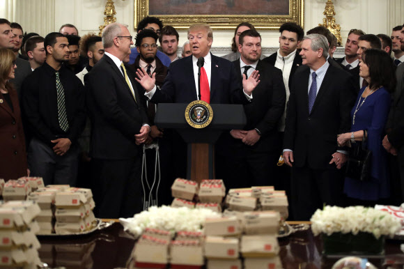 도널드 트럼프 대통령이 4일(현지시간) 2018 NCAA 미식축구 우승을 기념해 백악관을 방문한 노스다코타 주립대 선수단에게 맥도날드 빅맥 햄버거와 감자튀김 등을 대접했다. 트럼프 대통령은 지난 1월 클렘슨 대학 선수단이 백악관을 방문했을 당시에도 만찬으로 패스트푸드를 내놓은 바 있다. AP 연합뉴스