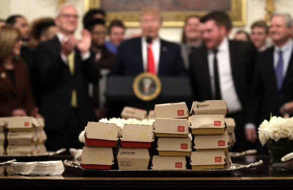 도널드 트럼프 대통령이 4일(현지시간) 2018 NCAA 미식축구 우승을 기념해 백악관을 방문한 노스다코타 주립대 선수단에게 맥도날드 빅맥 햄버거와 감자튀김 등을 대접했다. 트럼프 대통령은 지난 1월 클렘슨 대학 선수단이 백악관을 방문했을 당시에도 만찬으로 패스트푸드를 내놓은 바 있다. AP 연합뉴스