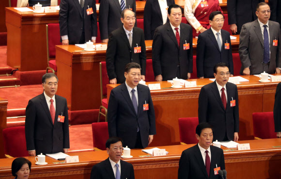 시진핑(두 번째 줄 가운데) 중국 국가주석과 지도부가 5일 베이징 인민대회당에서 열린 13기 전국인민대표대회(전인대) 2차 회의 개회식에서 중국 국가를 부르고 있다. 지난 3일부터 시작된 전국인민정치협상회의(정협)에 이어 전인대가 개막하면서 중국 최대 정치 행사인 ‘양회’가 본격 시작됐다. 두 번째 줄 왼쪽부터 왕양 정협 주석, 시 주석, 리커창 총리.  베이징 연합뉴스
