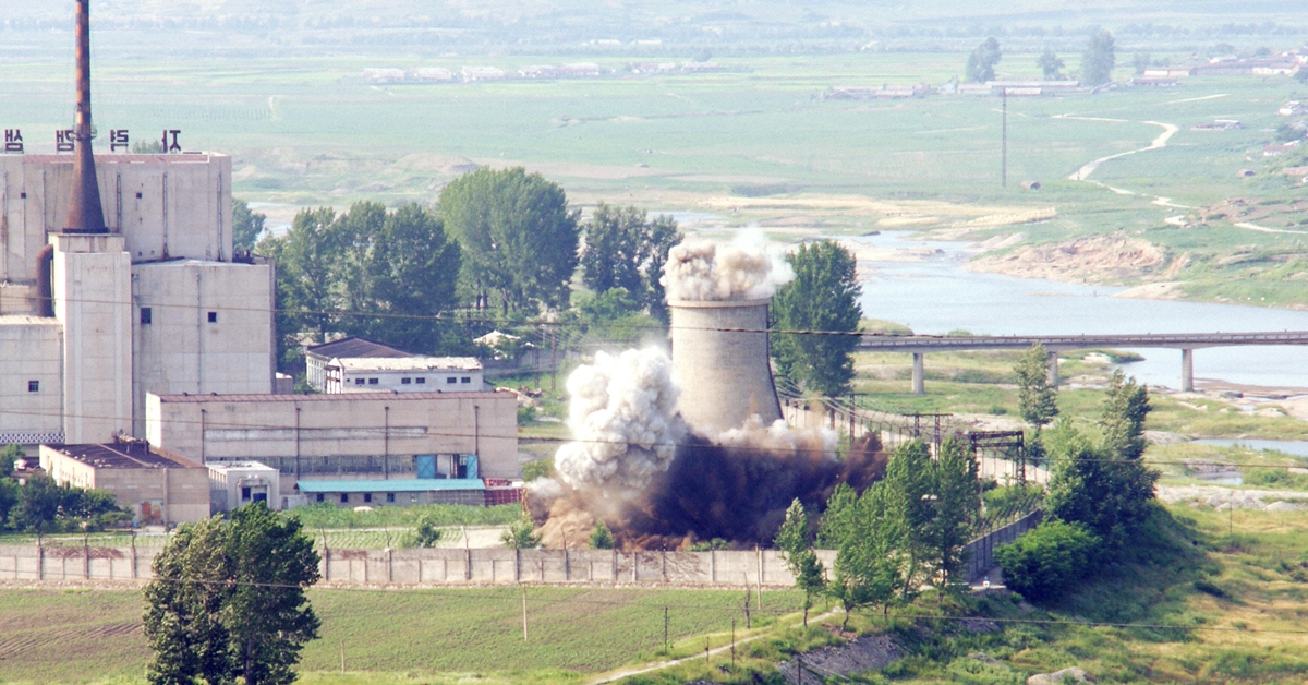 사진은 지난 2008년 6월 27일 당시 북한이 비핵화 의지를 과시하기 위해 영변 원자로의 냉각탑을 폭파하는 장면. 2018.9.19 연합뉴스 자료사진