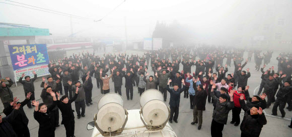 김정은 위원장 귀환 소식에 만세 부르는 북한 주민들