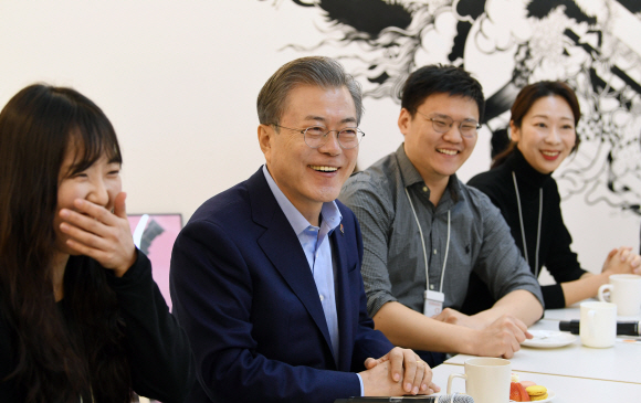 문재인 대통령이 6일 오전 서울 강남구 디캠프에서 제2벤처 붐 확산 전략 보고회에 앞서 입주기업 종사자들을 만나 환담을 나누고 있다. 2019. 3. 6. 도준석 기자 pado@seoul.co.kr