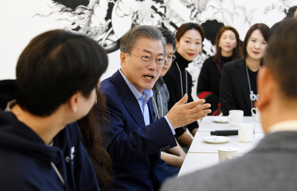 문재인 대통령이 6일 오전 서울 강남구 디캠프에서 제2벤처 붐 확산 전략 보고회에 앞서 입주기업 종사자들을 만나 환담을 나누고 있다. 2019. 3. 6. 도준석 기자 pado@seoul.co.kr