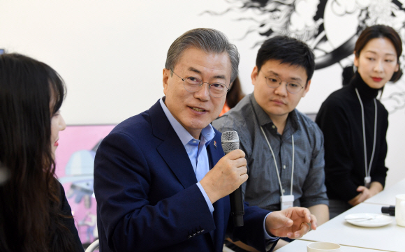 문재인 대통령이 6일 오전 서울 강남구 디캠프에서 제2벤처 붐 확산 전략 보고회에 앞서 입주기업 종사자들을 만나 환담을 나누고 있다. 2019. 3. 6. 도준석 기자 pado@seoul.co.kr