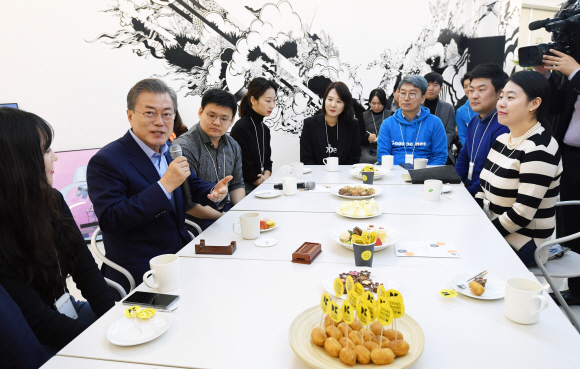 문재인 대통령이 6일 오전 서울 강남구 디캠프에서 제2벤처 붐 확산 전략 보고회에 앞서 입주기업 종사자들을 만나 환담을 나누고 있다. 2019. 3. 6. 도준석 기자 pado@seoul.co.kr