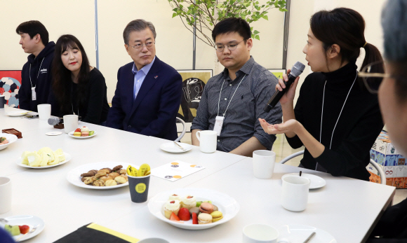 문재인 대통령이 6일 오전 서울 선릉로 디캠프에서 열린 ‘제2벤처 붐 확산 전략 보고회’에 앞서 이곳에 입주한 스타트업 기업 대표 등과 이야기를 나누고 있다. 2019. 3. 6. 도준석 기자 pado@seoul.co.kr