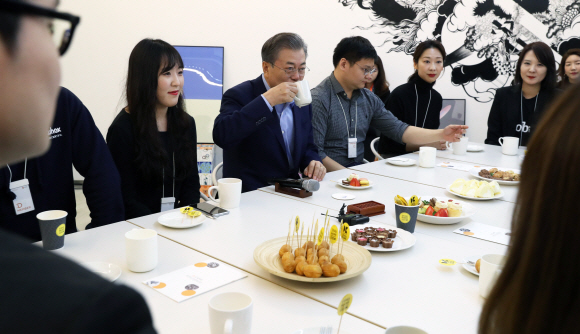 문재인 대통령이 6일 오전 서울 선릉로 디캠프에서 열린 ‘제2벤처 붐 확산 전략 보고회’에 앞서 이곳에 입주한 스타트업 기업 대표 등과 이야기를 나누고 있다. 2019. 3. 6. 도준석 기자 pado@seoul.co.kr