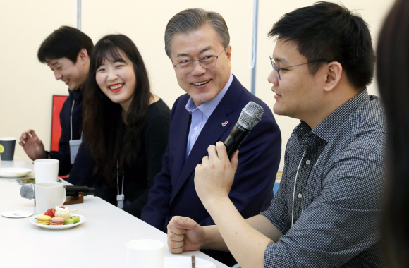 문재인 대통령이 6일 오전 서울 선릉로 디캠프에서 열린 ‘제2벤처 붐 확산 전략 보고회’에 앞서 이곳에 입주한 스타트업 기업 대표 등과 이야기를 나누고 있다. 2019. 3. 6. 도준석 기자 pado@seoul.co.kr