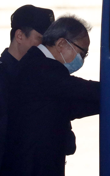 이명박, 구속 349일 만에 조건부 석방