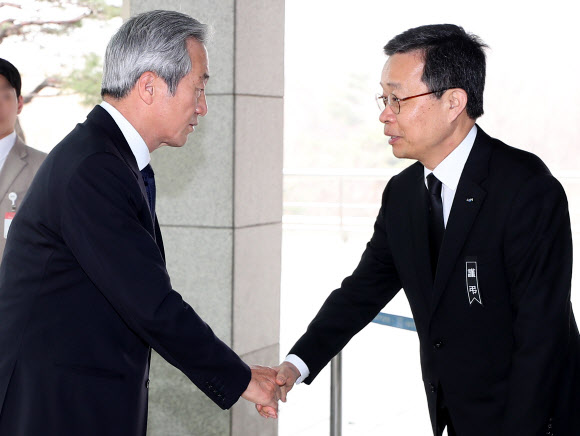 박용곤 명예회장 빈소 찾은 정몽준